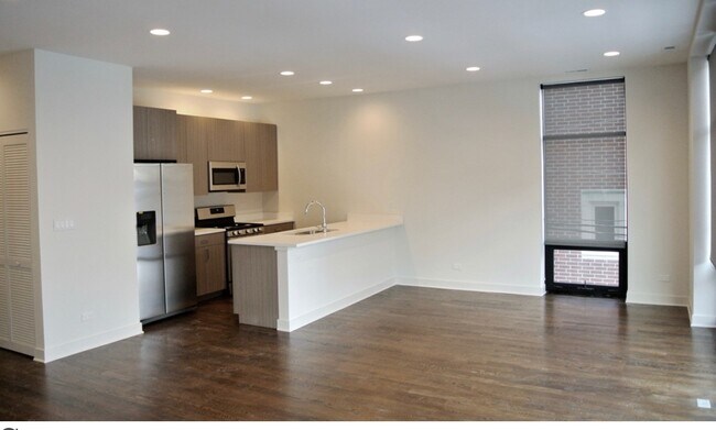 Foto del edificio - 650 N Green St
