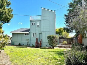 Building Photo - 625 Cedar St