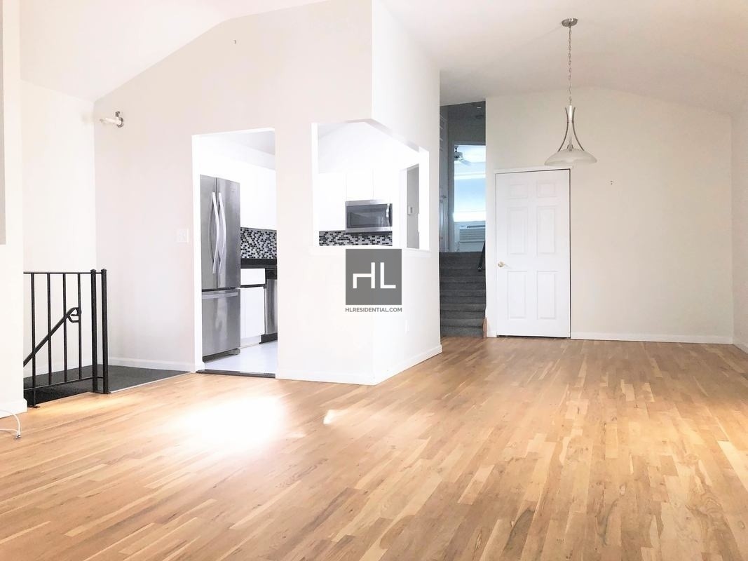 Primary Photo - Sunny Split Level Two Bedroom
