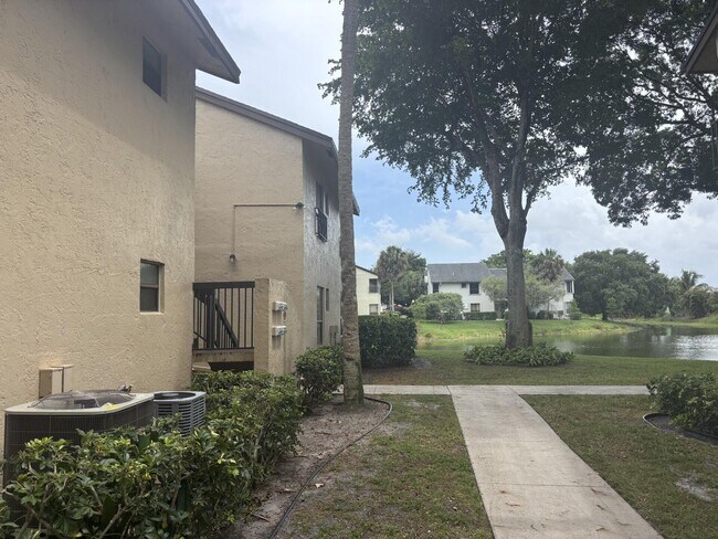 Foto del edificio - 3751 Cocoplum Cir