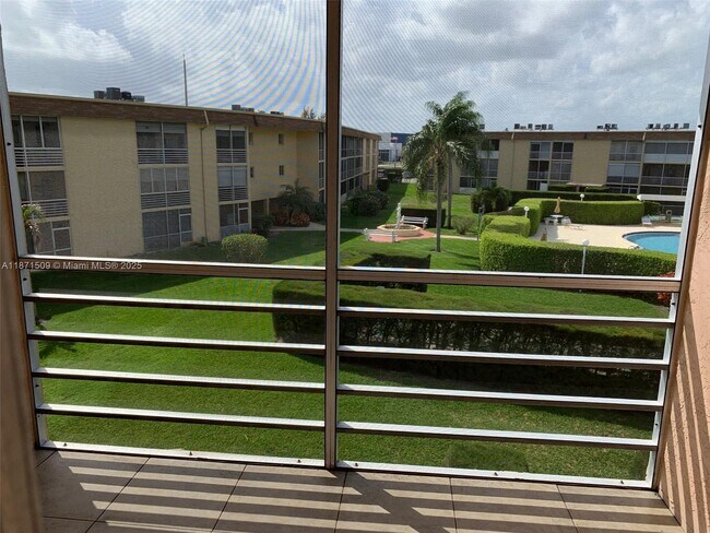 Foto del edificio - 600 Village Green Ct
