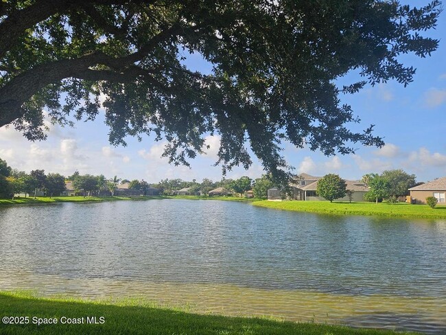 Tranquil Lake - 2074 Botanica Cir