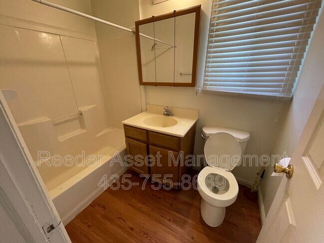 Foto del edificio - 242 N Harrisville Rd