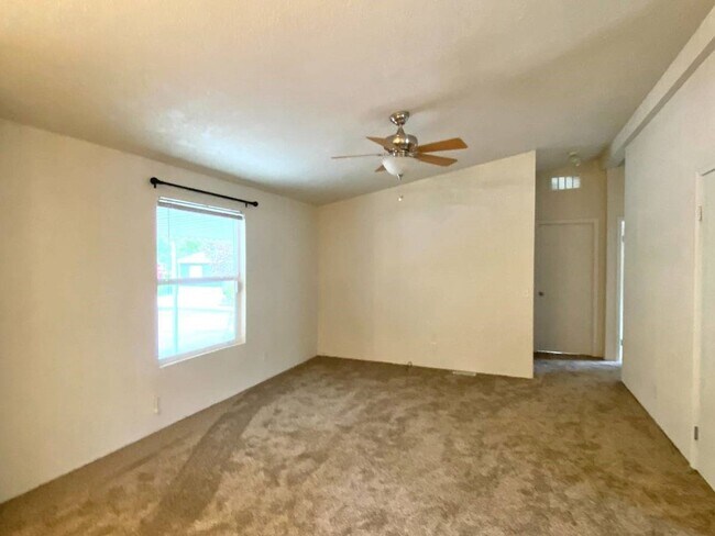 Building Photo - 230 Oak Leaf Ln