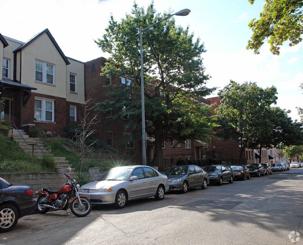 Building Photo - 2419 Ontario Rd NW