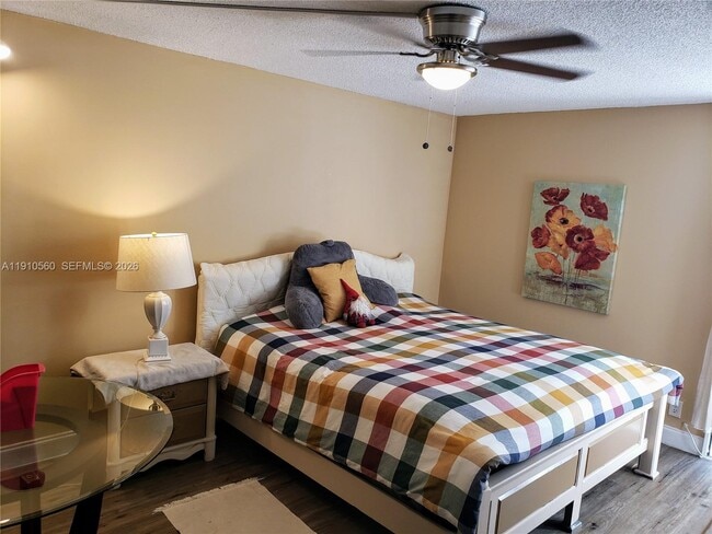 Building Photo - 3101 N Country Club Dr