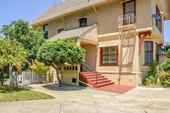Foto del edificio - 1338 Holly St
