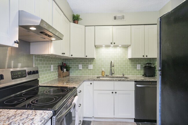 Building Photo - 749 Fox Ridge Dr