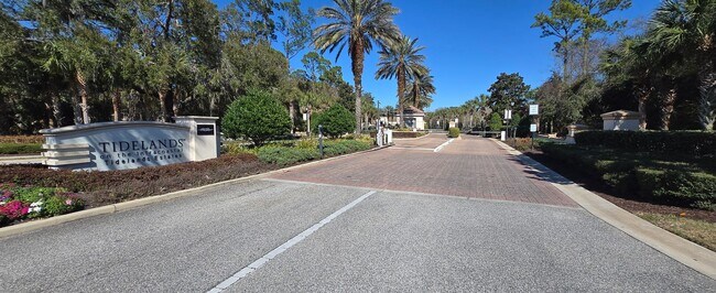 Building Photo - Stunning Condo For Rent
