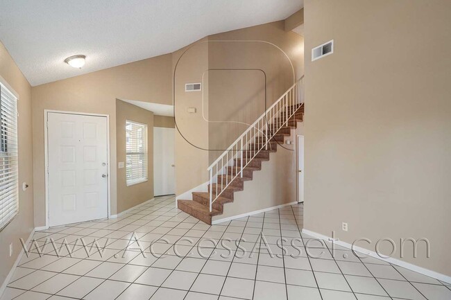 Building Photo - Charming and Bright Three-Bedroom Haven on Comotilo