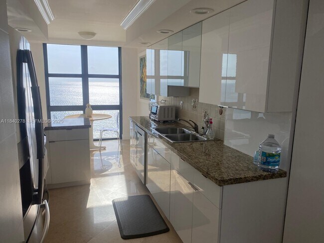 Foto del edificio - 1111 Crandon Blvd