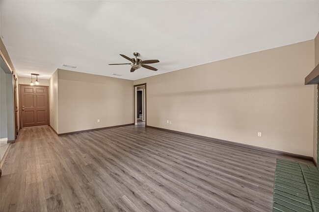 Foto del edificio - 24006 Lone Elm Dr
