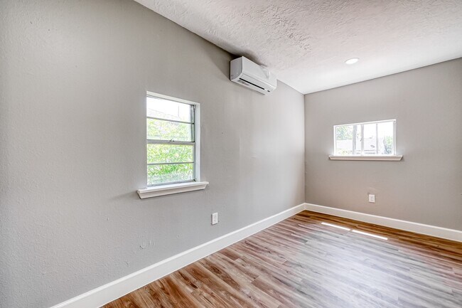 Foto del edificio - 6715 Victoria St