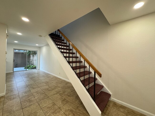 Building Photo - 1975 Olmo Way