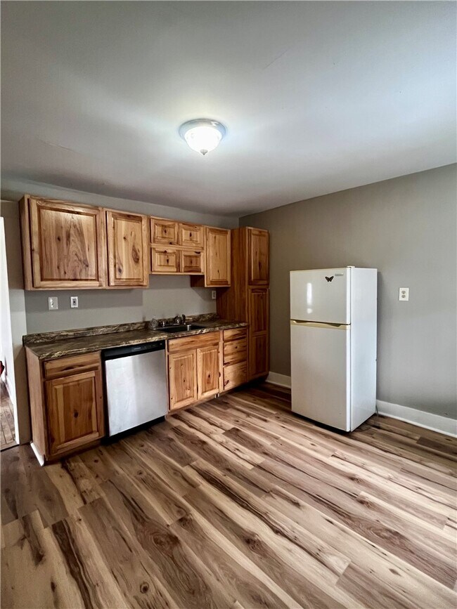 Foto del edificio - 114 E Main St