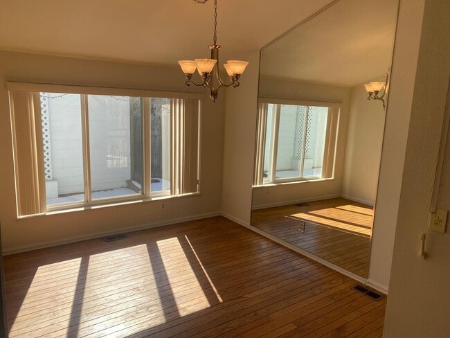 Building Photo - Fantastic 3 bedroom, 3 bath, 2 car garage ...