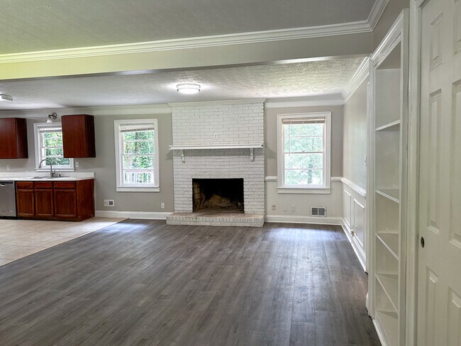 Building Photo - Quiet Lakefront Home