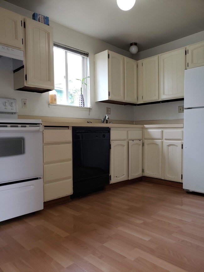 kitchen with stove, dishwasher, fridge - 2318 Donovan Ave