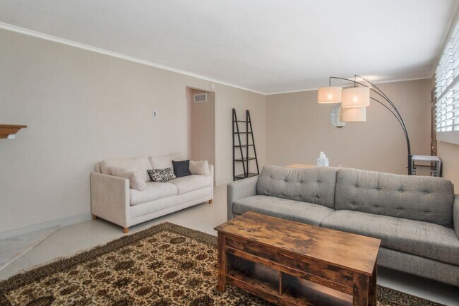 Foto del edificio - Renovated three-bedroom, three-bath 2-stor...
