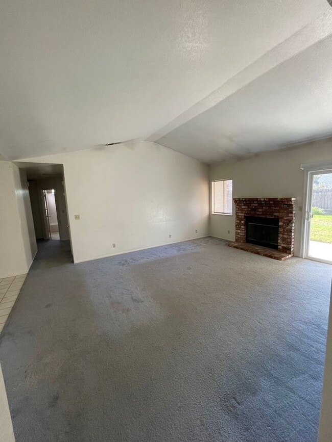 Building Photo - Beautiful 3 Bedroom 2 Bath Home in Excelle...