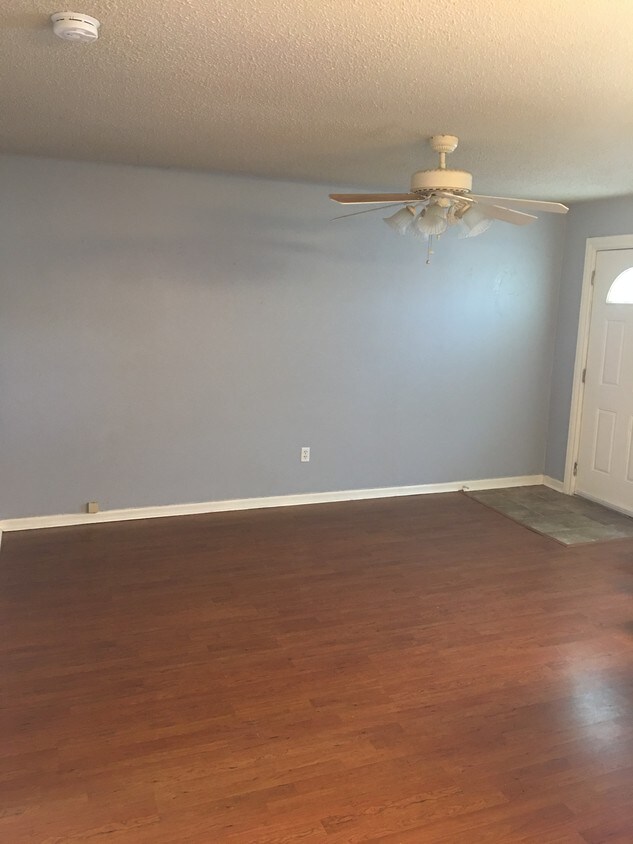 Livingroom - 1516 Aztec Ave
