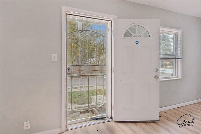 Foto del edificio - $1250 3 bedroom bungalow