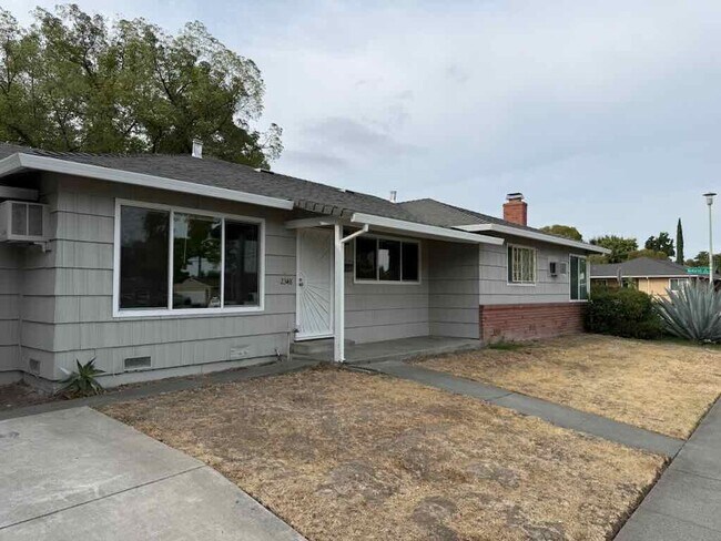 Building Photo - Updated 2 Bed/1 Bath 900 Sq.ft Duplex with...