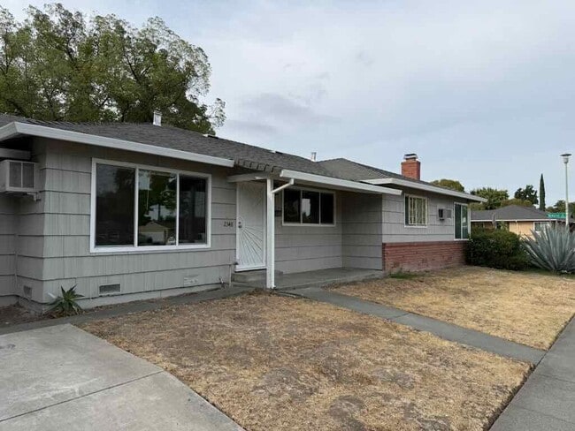 Foto del edificio - Updated 2 Bed/1 Bath 900 Sq.ft Duplex with...