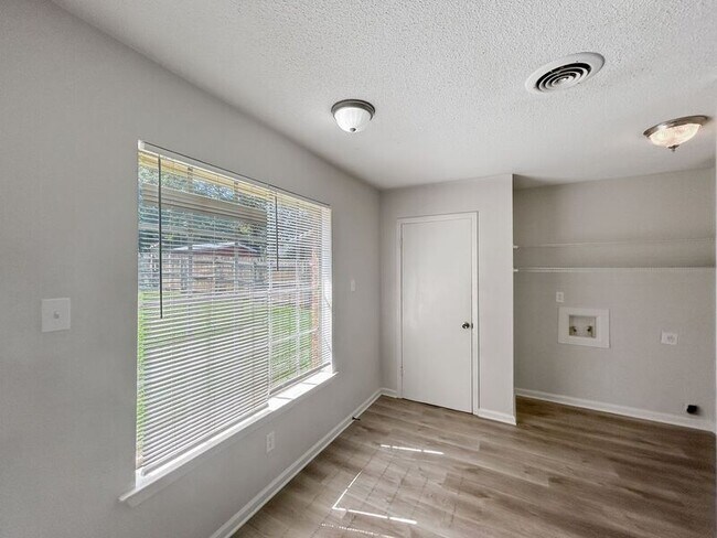 Building Photo - 3415 Castle Dr
