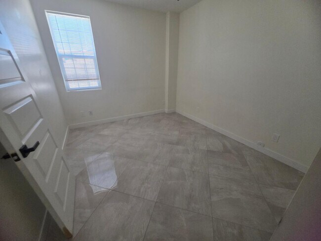 Foto del edificio - 13736 W Maryland Ave