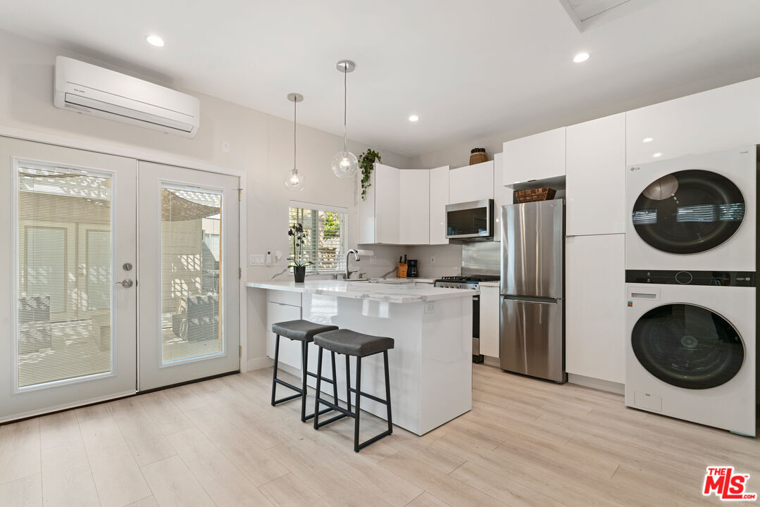 Foto principal - 5634 Ventura Canyon Ave