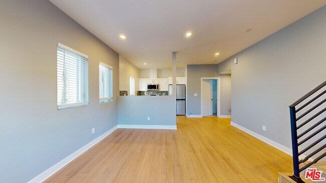 Building Photo - 147 Roselake Ave
