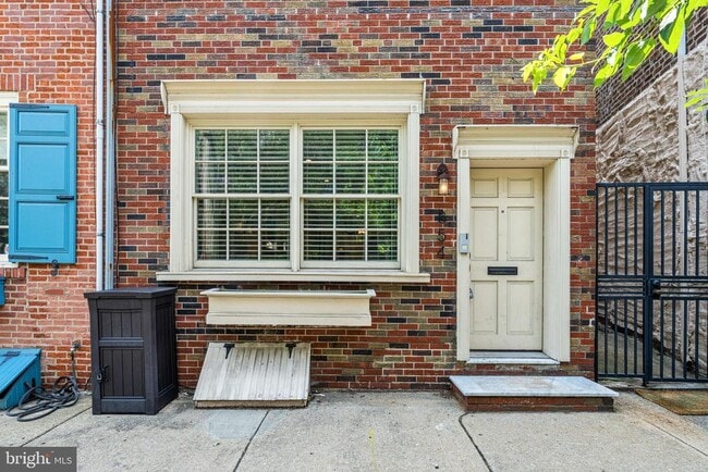 Building Photo - 854 S Front St