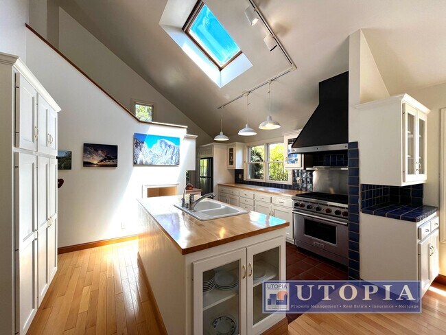 Foto del edificio - Beautiful, custom finished home in Aptos, ...