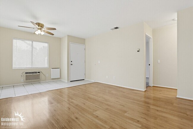 Foto del edificio - Charming 2Bdm 2Ba Condo with Private Balcony in Heart of Mira Mesa!