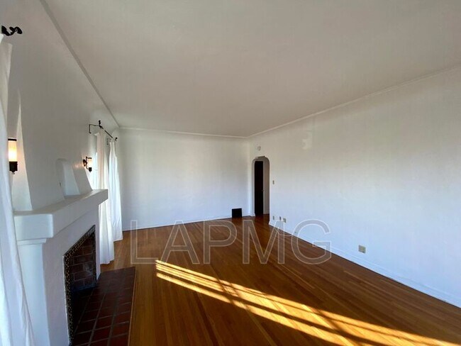 Foto del edificio - 833-835 S Curson Ave