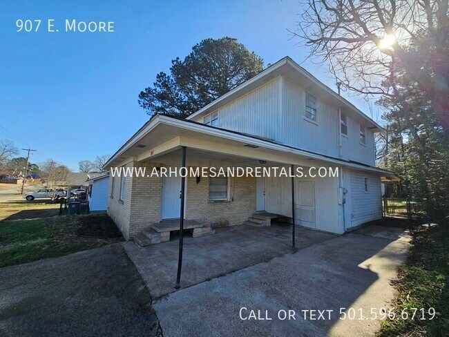 Building Photo - 907 E. Moore | $1395 | 5 beds, 2 full baths