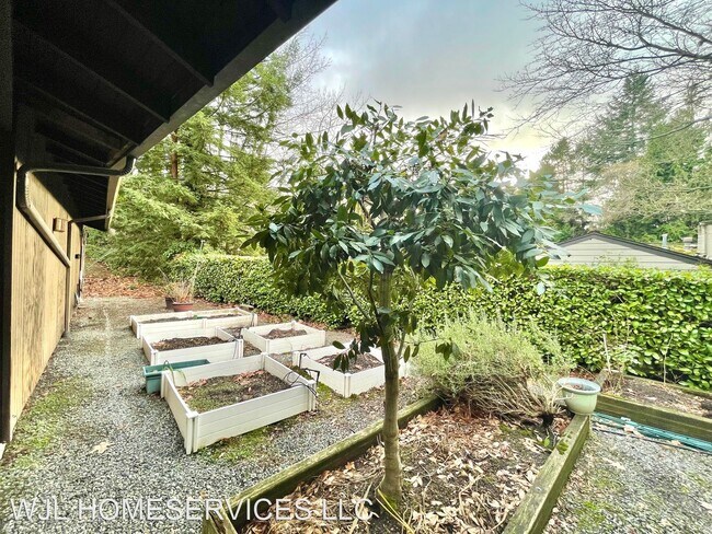 Building Photo - 4 br, 3.5 bath House - 8611 NE 26th Pl