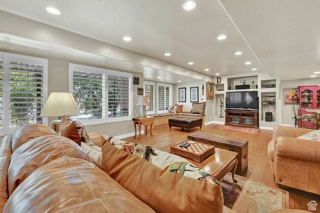 Foto del edificio - "Charming 3-Bed Oasis with Granite Touch & Hardwood Elegance in Ogden – 2480 Sq. Ft. of Comfort!"