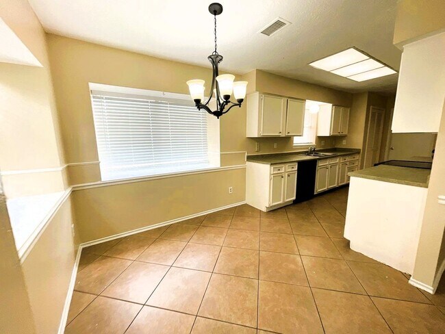 Foto del edificio - 5615 Lynngate Dr