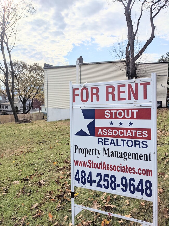 Building Photo - 941 Port Carbon St