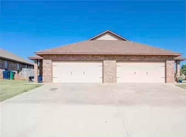 Updated Duplex - Yukon Schools - Close to ... - Updated Duplex - Yukon Schools - Close to ... House