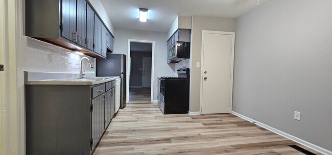 Foto del edificio - 3030-3032 Creekview Circle