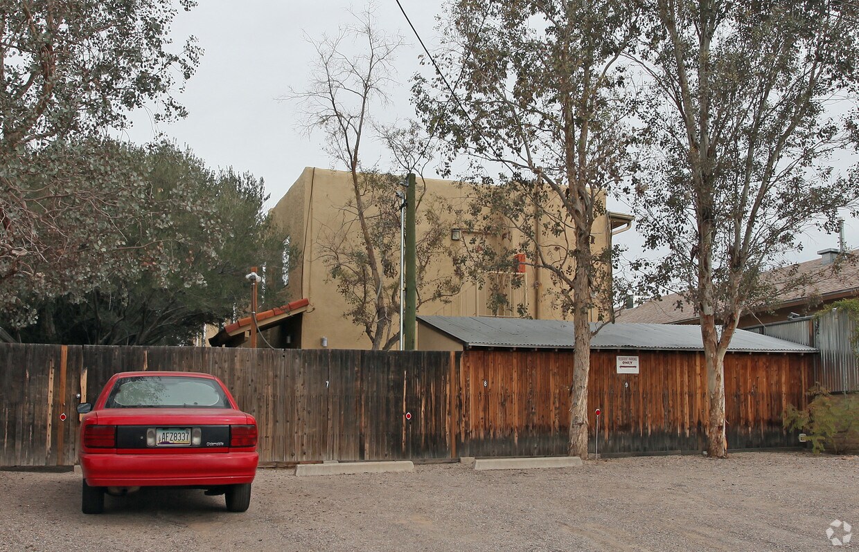 Building Photo - 814 E 10th St