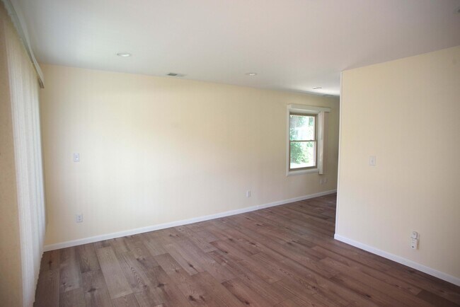 Foto del edificio - 1052 N Maple Rd