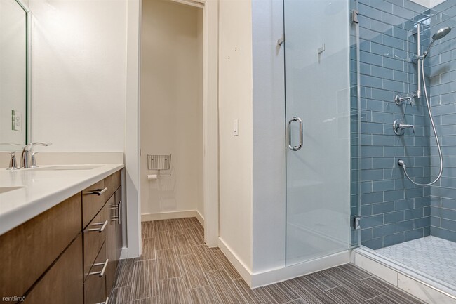 Building Photo - 3 br, 3.5 bath Townhome - 1112 East Quincy...