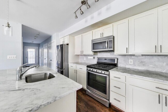 Foto del edificio - 2 + 2 close to Rock Creek & 16th St:  PETS...