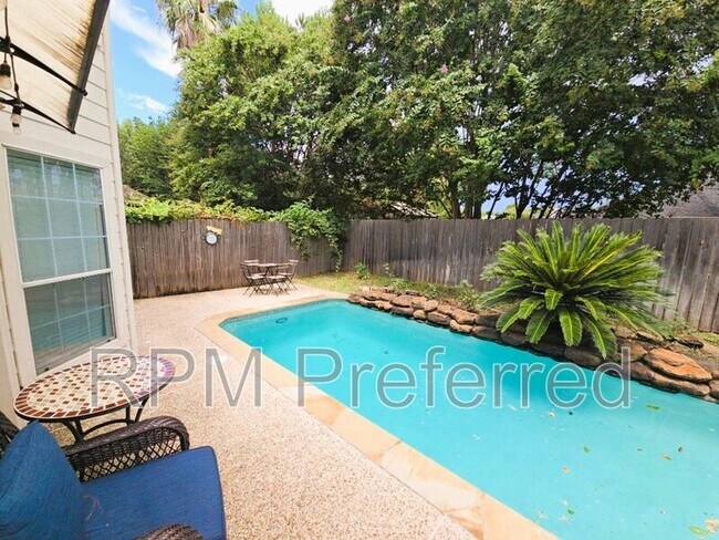 Foto del edificio - 16514 Bluff Springs Dr