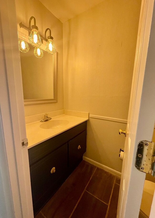 Building Photo - Available 8/6. Great 2 BR/1.5 BA Townhome ...