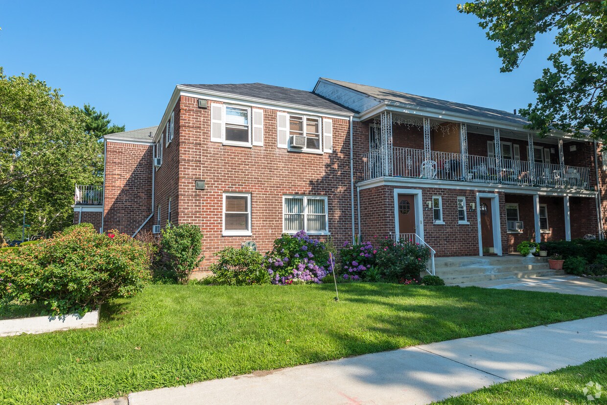 Laurelton Gardens 13103 234th St Rosedale, NY Apartments for Rent